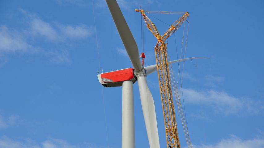 Die Montage der neuen Anlagen für den Windpark Weißenburg-Oberhochstatt läuft auf Hochtouren.