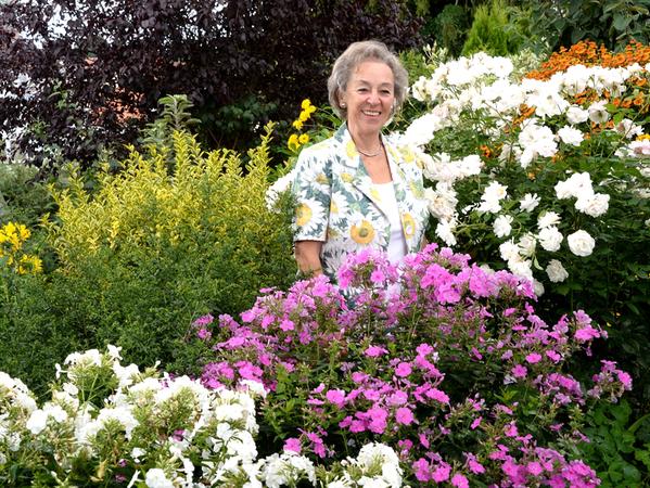 Hedwig Erhardt liebt ihren farbenprächtigen Garten