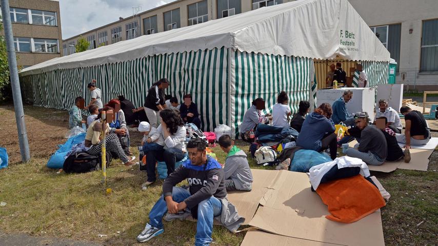 Frankenstraße und Deutschherrnstraße: Zelte für Flüchtlinge
