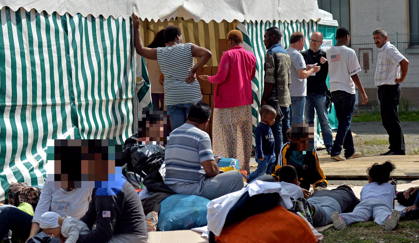 Derzeit stehen drei Zelte auf dem Sportplatz; in einem wird die Infrastruktur zur Versorgung der Asylbewerber bereitgehalten, in den beiden anderen leben inzwischen um die 235 Menschen.