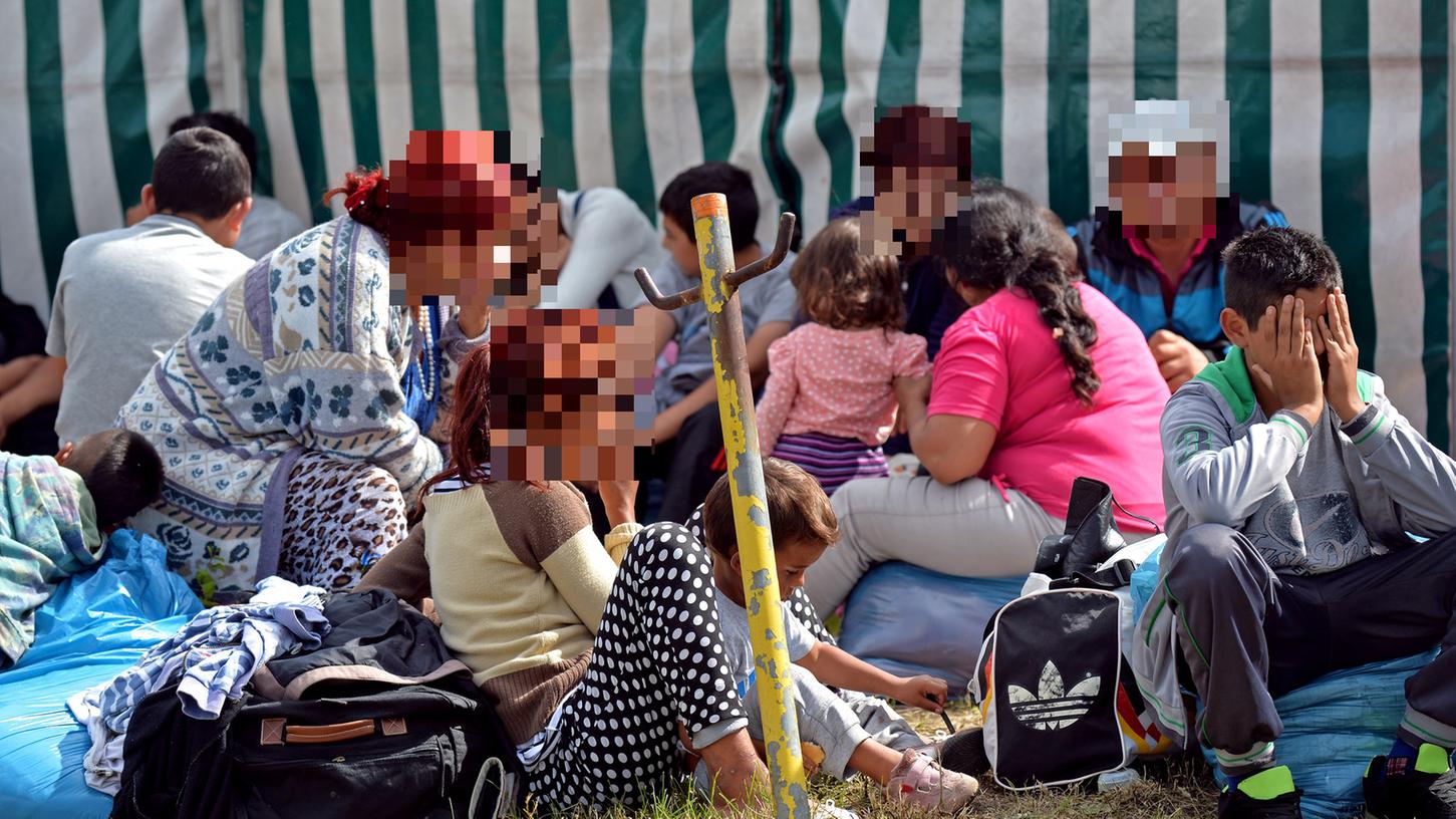 Erneut müssen in den beiden Nürnberger Notlager-Zelten Flüchtlinge einziehen (hier ein Bild von Flüchtlingen, die am 29. August 2014 vor dem Zelt in der Deutschherrenwiese sitzen).
