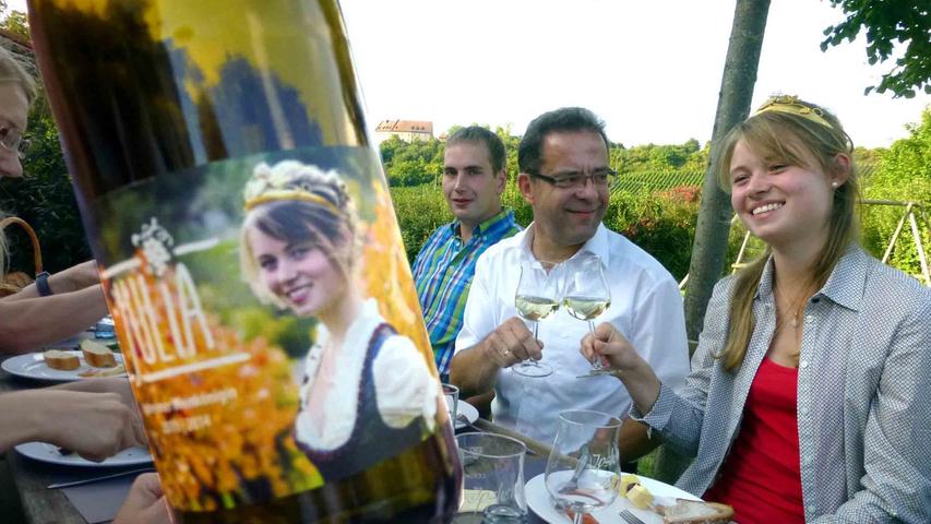 Weinkönigin Julia Heindel und Weinbauvorsitzender Rudolf Fähnlein stoßen auf den verheißungsvollen neuen Ipsheimer Jahrgang an.