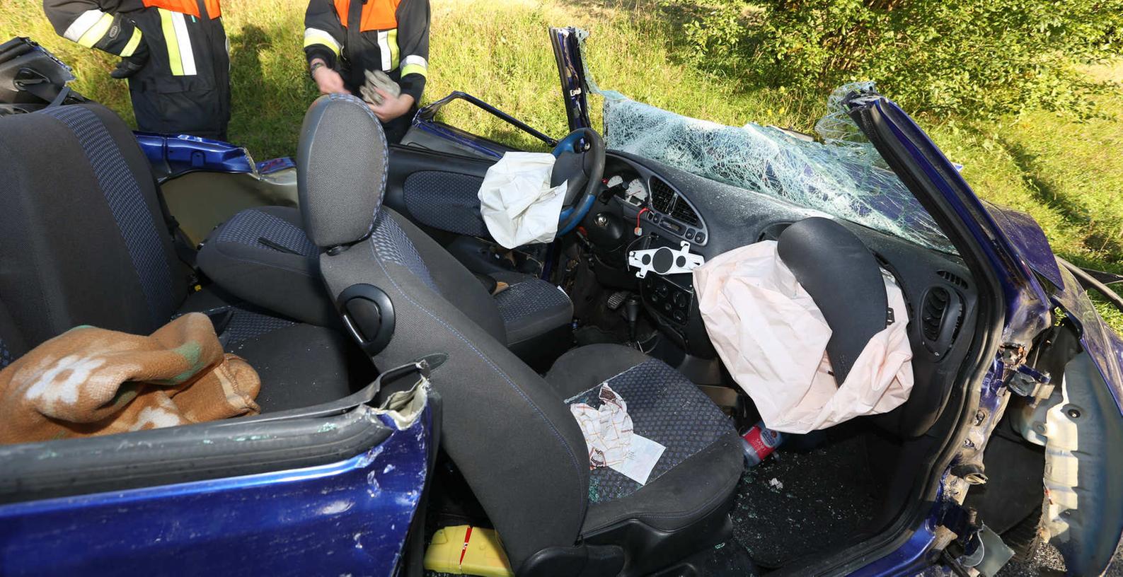 Um den 20-Jährigen aus seinem Ford zu bergen, musste die Feuerwehr das Auto aufschneiden.