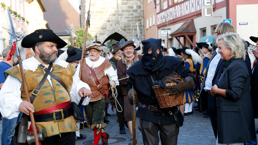 Der Henker mit der schwarzen Maske, Huren und Lumpengesindel zogen gestern Abend durch Höchstadt. Für das 30. Altstadtfest hatte man sich etwas besonderes einfallen lassen: Ein mittelalterliches Spektakel.