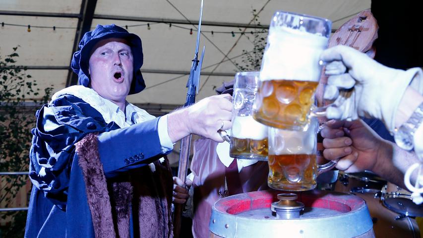 Am Ende stand natürlich das Bier im Mittelpunkt: Drei Schläge brauchte Gerald Brehm am ersten Fass.