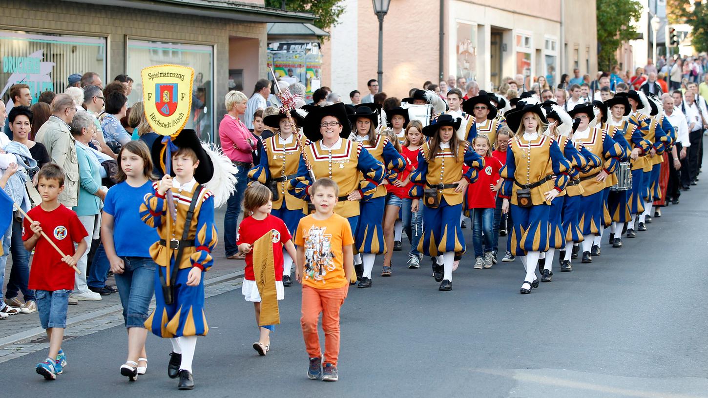 Mit Trommel und Flöten hat das 30. Altstadtfest in Höchstadt begonnen.