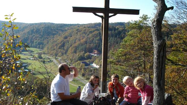 Das Hirschbachtal, 40 Kilometer östlich von Nürnberg am Rand der Oberpfalz gelegen, hat wirklich für jeden etwas zu bieten, der gerne in der Natur unterwegs und aktiv ist. Ob für Wandersleute, für Kletterer oder für Radfahrer ist dieser Teil der Frankenalb quasi ein Muss. In dem Landschaftsschutzgebiet mit seinen bewaldeten Bergen und Felsformationen werden mit ein bisschen Glück auch Liebhaber seltener Blumen und Pflanzen fündig.