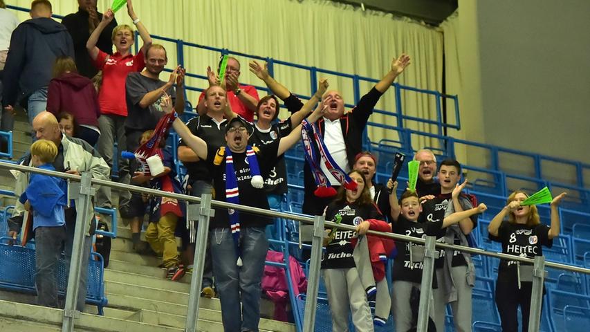 Die mitgereisten Fans des HC Erlangen unterstützen die Mannschaft in Magdeburg nach Leibeskräften.