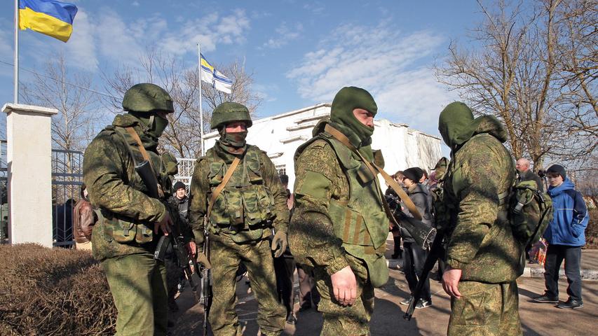 5. August 2014 : Russland hat nach Informationen der "New York Times" bis zu 21.000 Soldaten an der Grenze zur Ukraine zusammengezogen. Kiew spricht sogar von 45.000 russischen Soldaten.