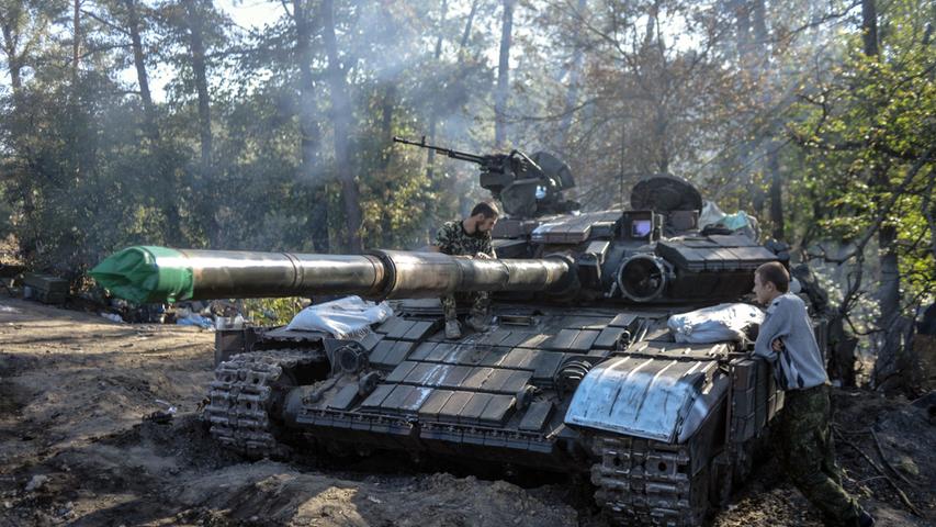 15. August 2014 : Die Ukraine behauptet, sie habe russische Militärfahrzeuge auf ihrem Gebiet zerstört. Moskau dementiert eine Grenzverletzung.