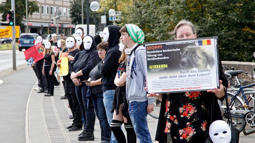 Die weißen Masken zusammen mit der schwarzen Bekleidung der Demonstranten machten die Aktion umso eindrucksvoller.