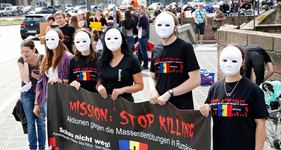 "Mission: Stop Killing" - Am Samstagmittag haben in Nürnberg mehrere Dutzend Tierschützer entlang des Frauentorgrabens eine Mahnwache abgehalten.
