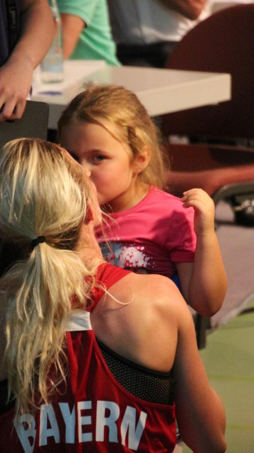 Auch ein Küsschen für die Tochter ließ sich die neue Deutsche Boxmeisterin nicht nehmen.