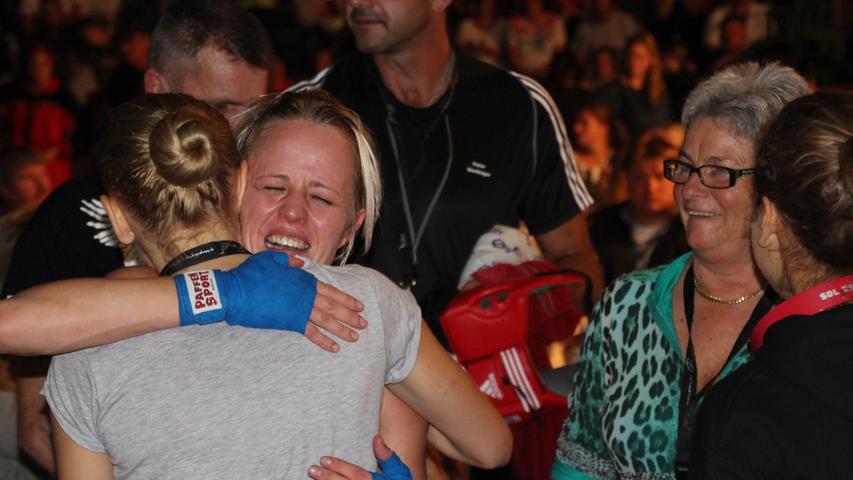 Für Siegerin Diana Loichinger gab es nach dem Titel kein halten mehr: Den Tränen nahe nahm sie die ersten Glückwünsche entgegen.