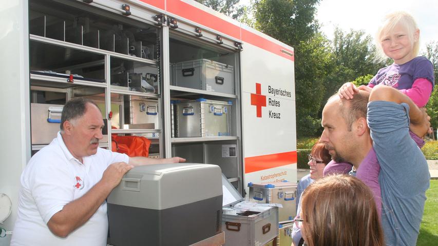 Die FFW und andere Rother Hilfsorganisationen, das Rote Kreuz sowie die Rother Polizei...