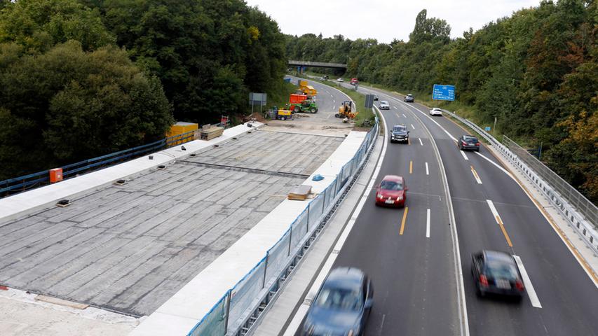 Urlaubsreisende haben auf den Autobahnen im Großraum Nürnberg derzeit ihre Müh und Not. Auf der A73 werden acht Brücken um- beziehungsweise neugebaut. (Foto: A73 bei Fürth)