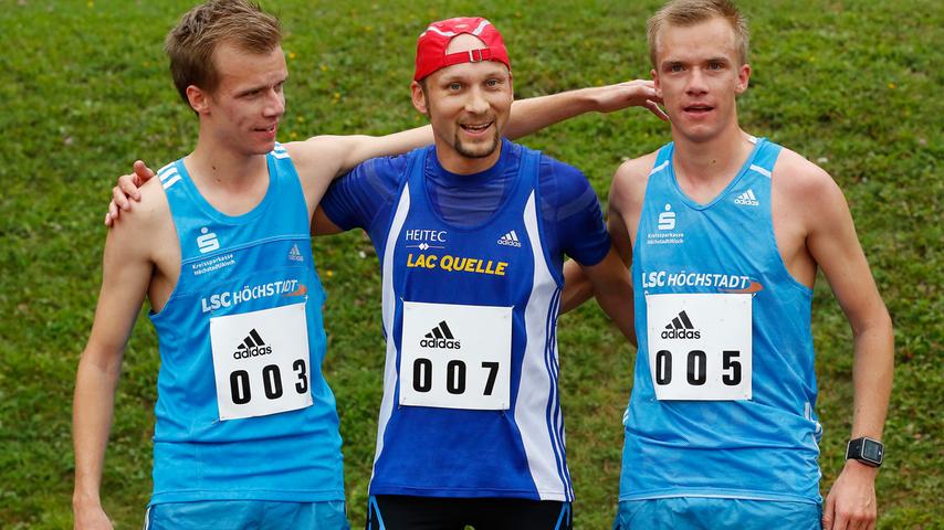 So sehen Sieger aus: Bastian Grau von der LSC Höchstadt (links) triumphiert beim 43. Aurachtallauf vor seinem Zwillingsbruder Martin (rechts) und Dominik Mages.