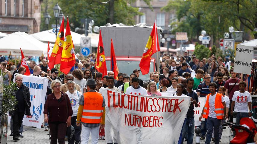 Flüchtlinge ziehen friedlich durch Nürnberger Innenstadt