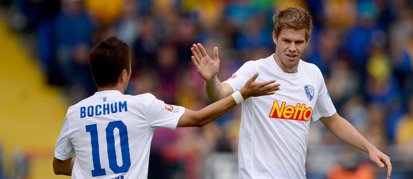 Bochums Simon Terodde (r) bejubelt seinen Treffer zum 0:1 gegen Eintracht Braunschweig mit Yusuke Tasaka.