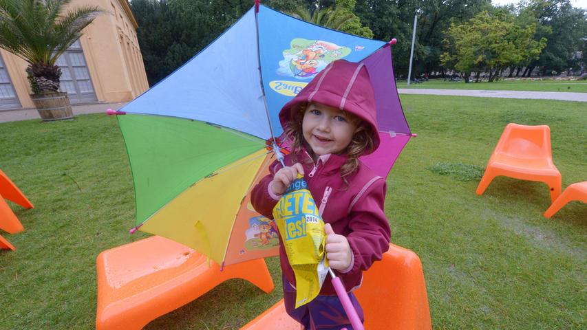 Bunte Farben gegen graues Regenwetter: Dieses kleine Mädchen ließ sich die Laune trotz Wolkenhimmel nicht verderben und besuchte passend ausgestattet das Erlanger Poetenfest.