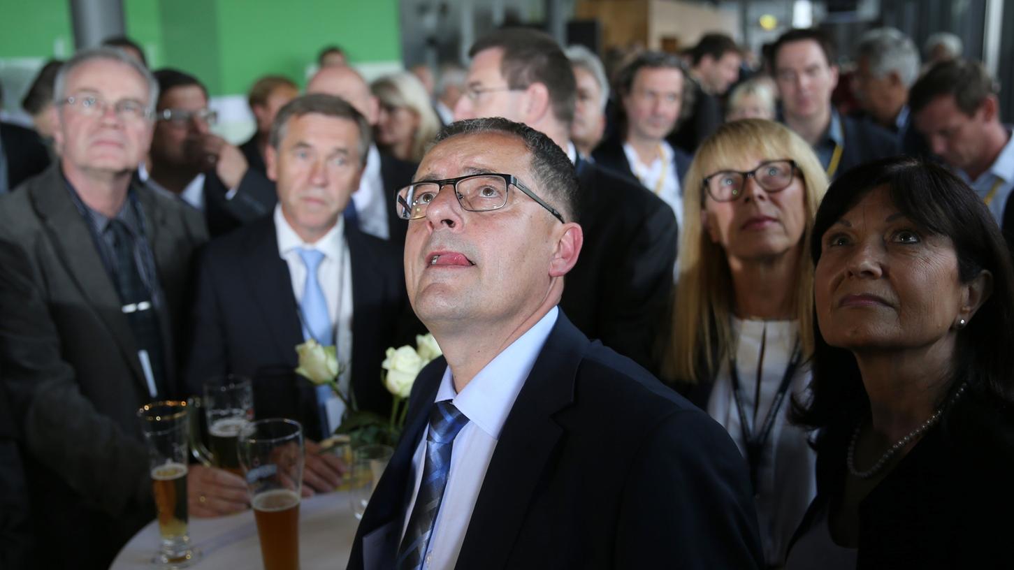 Steffen Flath, Fraktionschef der sächsischen CDU, verfolgt gespannt die ersten Ergebnisse der Landtagswahl.