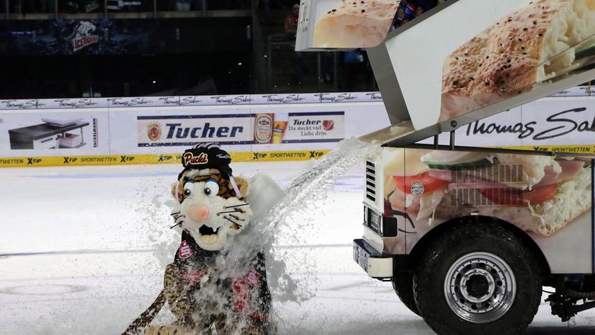 Pucki feiert den Sieg mit seiner ganz persönlichen Ice-Bucket-Challenge.