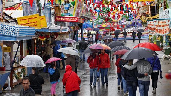 Nach dem nasskalten Wetter am Auftakt-Wochenende hoffen die Volksfest-Schausteller auf mehr Sonnenschein in den kommenden Tagen.