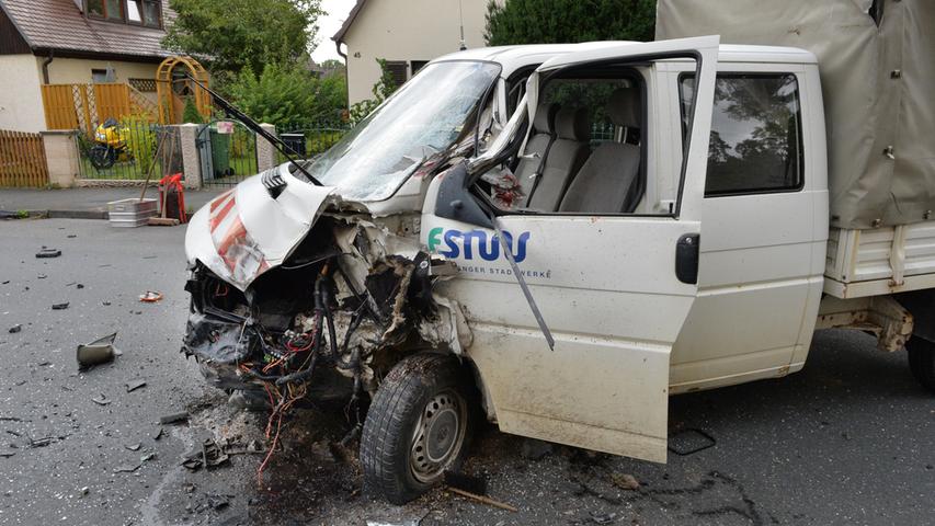 Totalschaden: Stadtwerke-Wagen prallt gegen Lkw