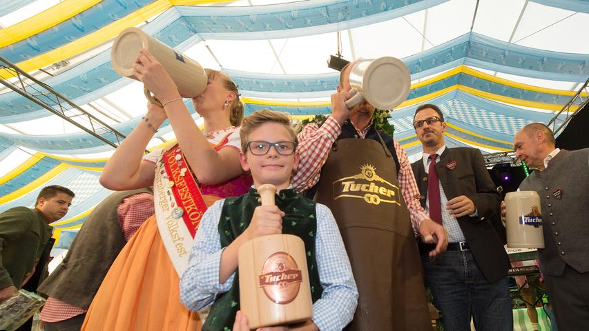Nürnbergs Bürgermeister Christian Vogel und die amtierende Volksfestkönigin Andrea gönnen sich erstmal eine kühle Maß.