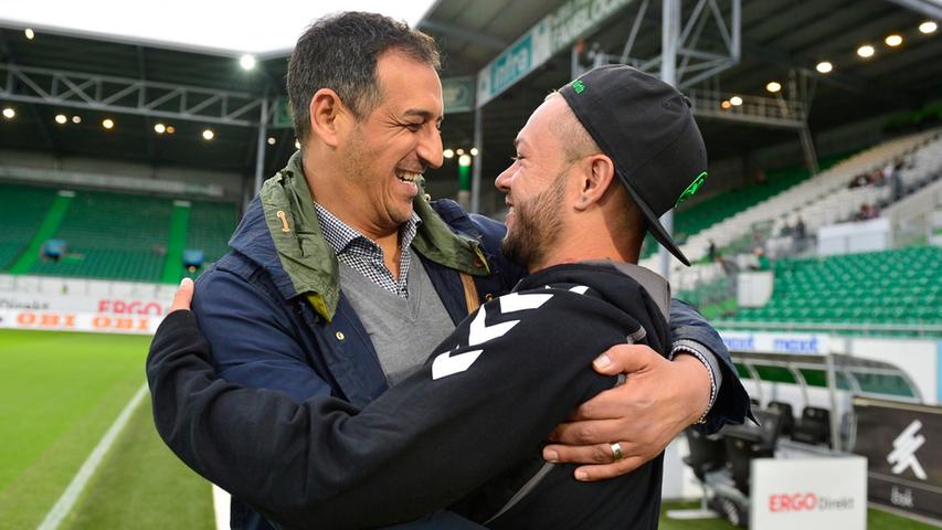 Vor dem Spiel ist die Stimmung freundschaftlich, Pauli-Manager und Ex-Fürther Rachid Azzouzi umarmt Stephan Schröck.