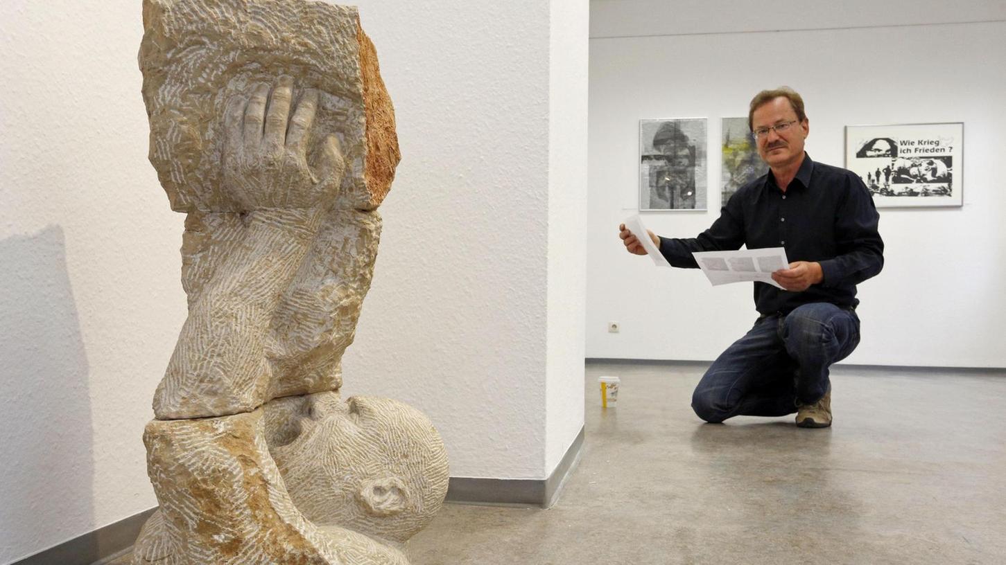 „Wir wollten für dieses Thema bewusst keinen dotierten Wettbewerb ins Leben rufen“: Projekt-Organisator Reiner F. Schulz beim Aufbau der „Pulverfässer“-Ausstellung in der Neuen Galerie des Erlanger Kunstvereins.