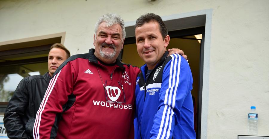 Der 1. FC Nürnberg gastiert zum Test beim FSV Erlangen Bruck. Bereits vor dem Spiel gibt es ein Wiedersehen alter Bekannter: Zeugwart Chicco Vogt (links) mit Ex-Cluberer Tomas Galasek.