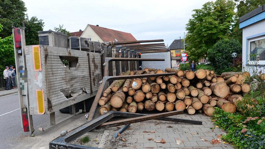 Lkw kippt, Holzstämme rollen durch Mühlhausen
