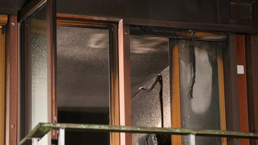 Laut Polizei brannte im ersten Obergeschoss des Heimes ein Zimmer, dicker Rauch verteilte sich bereits.