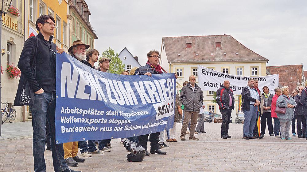 Gemeinsames Zeichen gegen Krieg: Mit mehr als 100 Bürgern ist der DGB als Veranstalter der ersten Kundgebung dieser Art in Weißenburg äußerst zufrieden. Einige kamen mit Fahnen und Transparenten.