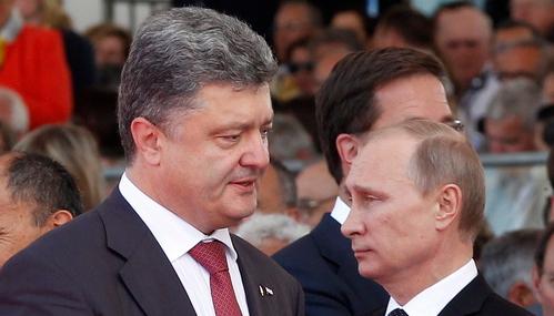 Poroschenko (links) bittet Merkel und Hollande um Hilfe. Putin hatte der Ukraine "Terrorismus" vorgeworfen. Poroschenko (links) bittet Merkel und Hollande um Hilfe. Putin hatte der Ukraine "Terrorismus" vorgeworfen.