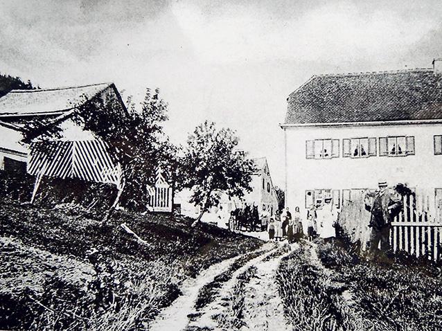 Dieses Bild stammt von einer Postkarte. Sie ist auch im Band „Treuchtlingen in alten Ansichten“ zu sehen, der einst von Fritz Korn herausgegeben wurde. Das Foto stammt aus dem Jahr 1915. Links sind frisch gepflanzte Obstbäume zu sehen, darüber der Schuppen ("Neugier") mit der ebenfalls frisch angelegten Hecke. Der Weinbergshof war früher ein Ausflugslokal. Historisch belegt sind das Schankrecht und das Recht, Weinbrand zu brennen. Es gab neben der Gaststube auch eine Kegelbahn und einen Biergarten. Die Gastronomie wurde während des Zweiten Weltkriegs beendet. Der Hof wurde mehrfach umfunktioniert. Heute ist das alte Bauernhaus neu aufgebaut im Freilandmuseum in Bad Windsheim zu bewundern. Zum kompletten Bericht geht es hier.