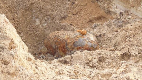 Bei Sondierungsarbeiten in der Erlanger Straße in Nürnberg kam am 5. September 2014 eine Fliegerbombe zum Vorschein. Der gefährliche Fund wurde am 7. September entschärft, Anwohner mussten ihr Häuser verlassen.
