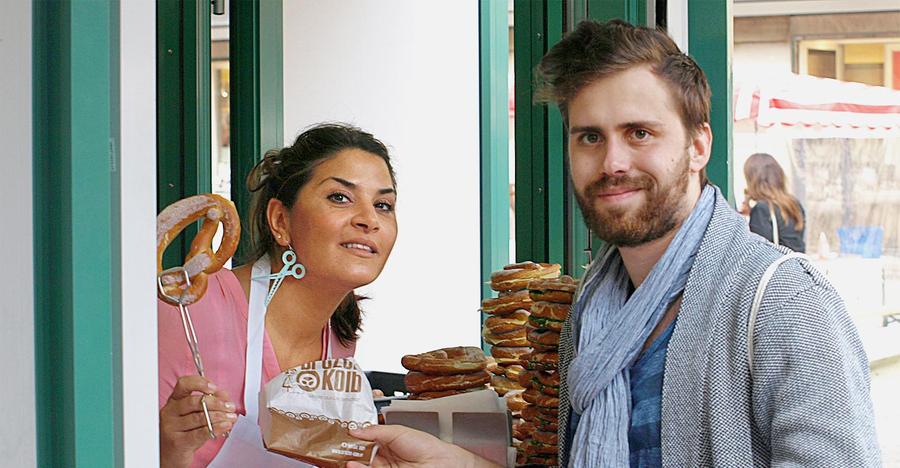 Immer, wenn Dominique durch die Karolinenstraße geht, holt er sich bei Betsabea seine Kolb-Breze. Die Verkäuferin arbeitet schon 13 Jahre an dem Stand und hat schon viele Kunden kommen und gehen gesehen. Dominique wohnt erst seit knapp zwei Jahren in Nürnberg. "Gleich in meiner ersten Woche hier hab ich den Tipp bekommen, mir mal bei Kolb eine Breze zu holen", sagt er. Seither kann er nicht mehr an dem Stand vorbeigehen, ohne zuzuschlagen. "Meistens esse ich Obatzter mit Radieschen." Immer, wenn Dominique durch die Karolinenstraße geht, holt er sich bei Betsabea seine Kolb-Breze. Die Verkäuferin arbeitet schon 13 Jahre an dem Stand und hat schon viele Kunden kommen und gehen gesehen. Dominique wohnt erst seit knapp zwei Jahren in Nürnberg. "Gleich in meiner ersten Woche hier hab ich den Tipp bekommen, mir mal bei Kolb eine Breze zu holen", sagt er. Seither kann er nicht mehr an dem Stand vorbeigehen, ohne zuzuschlagen. "Meistens esse ich Obatzter mit Radieschen."