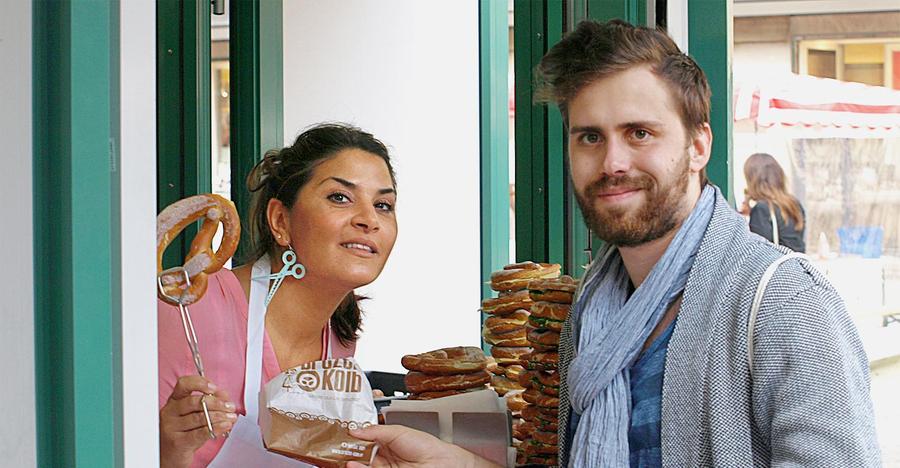 Immer, wenn Dominique durch die Karolinenstraße geht, holt er sich bei Betsabea seine Kolb-Breze. Die Verkäuferin arbeitet schon 13 Jahre an dem Stand und hat schon viele Kunden kommen und gehen gesehen. Dominique wohnt erst seit knapp zwei Jahren in Nürnberg. "Gleich in meiner ersten Woche hier hab ich den Tipp bekommen, mir mal bei Kolb eine Breze zu holen", sagt er. Seither kann er nicht mehr an dem Stand vorbeigehen, ohne zuzuschlagen. "Meistens esse ich Obatzter mit Radieschen."