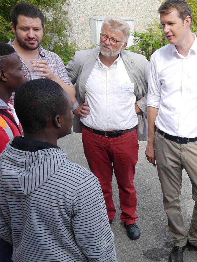 Oberbürgermeister Matthias Thürauf und Bürgermeister Dr. Roland Oeser (von rechts) im Gespräch mit Asylbewerbern.
