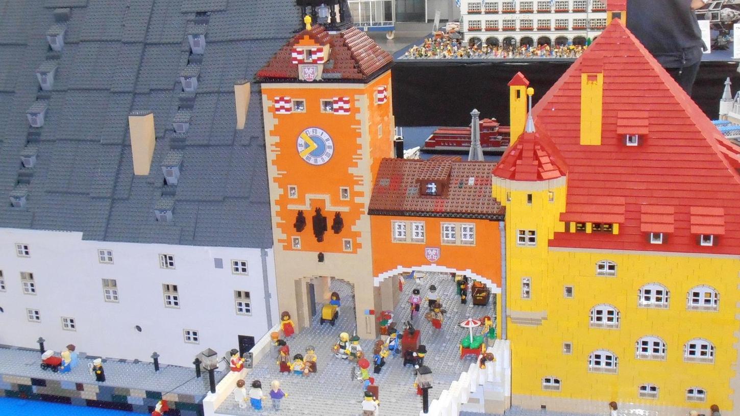 Aus Legosteinen nachgebaut: Dieses Modell der Steinernen Brücke in Regensburg haben drei Lego-Liebhaber gestaltet. Herbert Meier aus Neumarkt widmete sich dem Brückenturm in der Mitte, Markus Müller übernahm den Salzstadel links und Gerd Mombrei den Amberger Stadel. Zu sehen ist die Schau im DEZ.