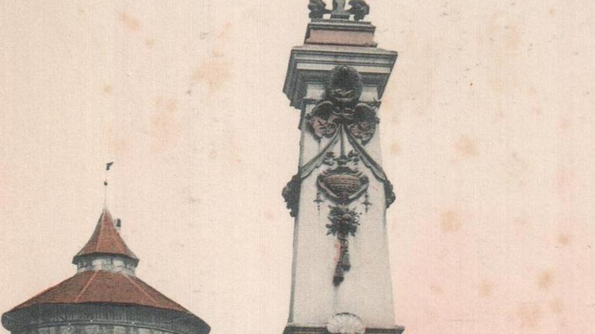 Auf der alten Ansichtskarte sieht man das Ludwigsbahn-Denkmal am Plärrer.