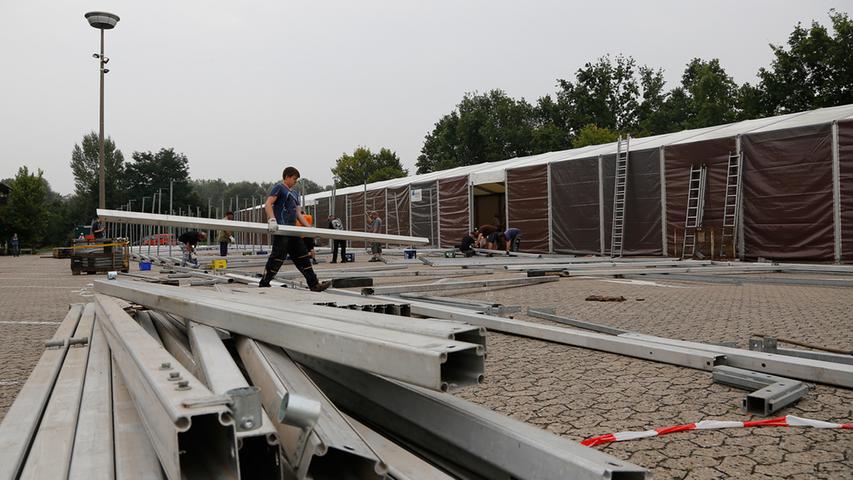 Erlangen: Zeltstadt für 300 Flüchtlinge aufgebaut