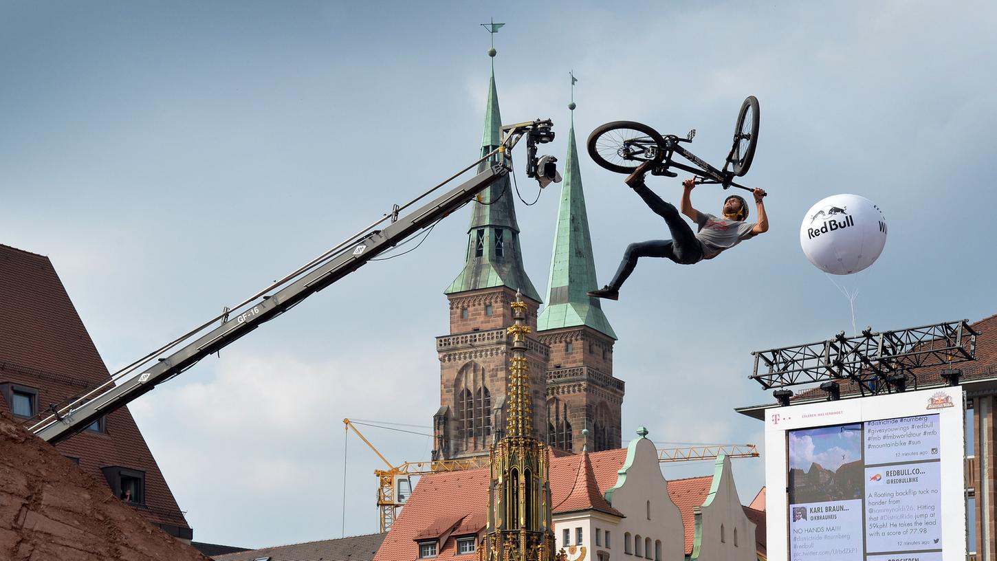Waghalsige Sprünge vor Nürnbergs Wahrzeichen: Der District Ride ist Besuchermagnet.