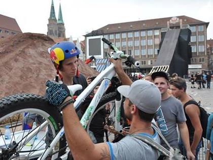 Der Gewinner Brandon Semenuk und seine Fans - hier unterschreibt der Amerikaner ein Fahrrad.