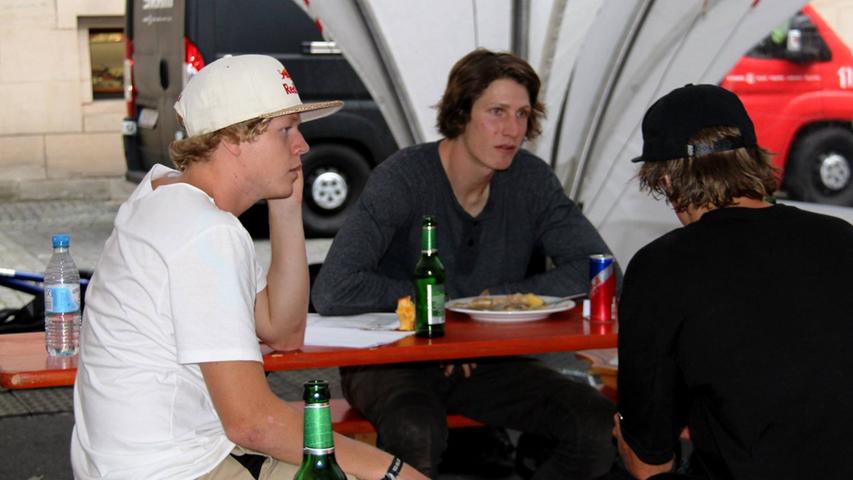Die große Öffentlichkeit meidet Semenuk jedoch. Am liebsten ist der 23-Jährige mit seinen Freunden zusammen, hier mit Brett Rheeder (r.) und Anton Thelander (l.) nach der Siegerehrung im Fahrerlager.
