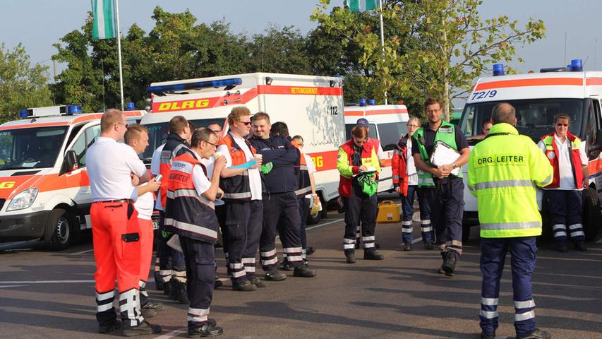 Die Rettungskräfte trafen sich am Sonntag gegen 9 Uhr zur Einsatzbesprechung auf einem Supermarktparkplatz in der Erlanger Straße.