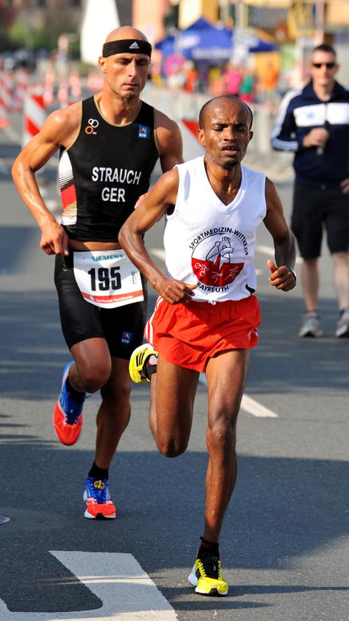 Hinter Getachew kam Christian Strauch beim Marathon als Zweiter ins Ziel.