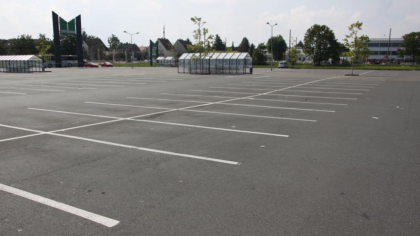 Auch der Parkplatz des Supermarkts war wieder das, was er am Sonntag meistens ist: leer.
